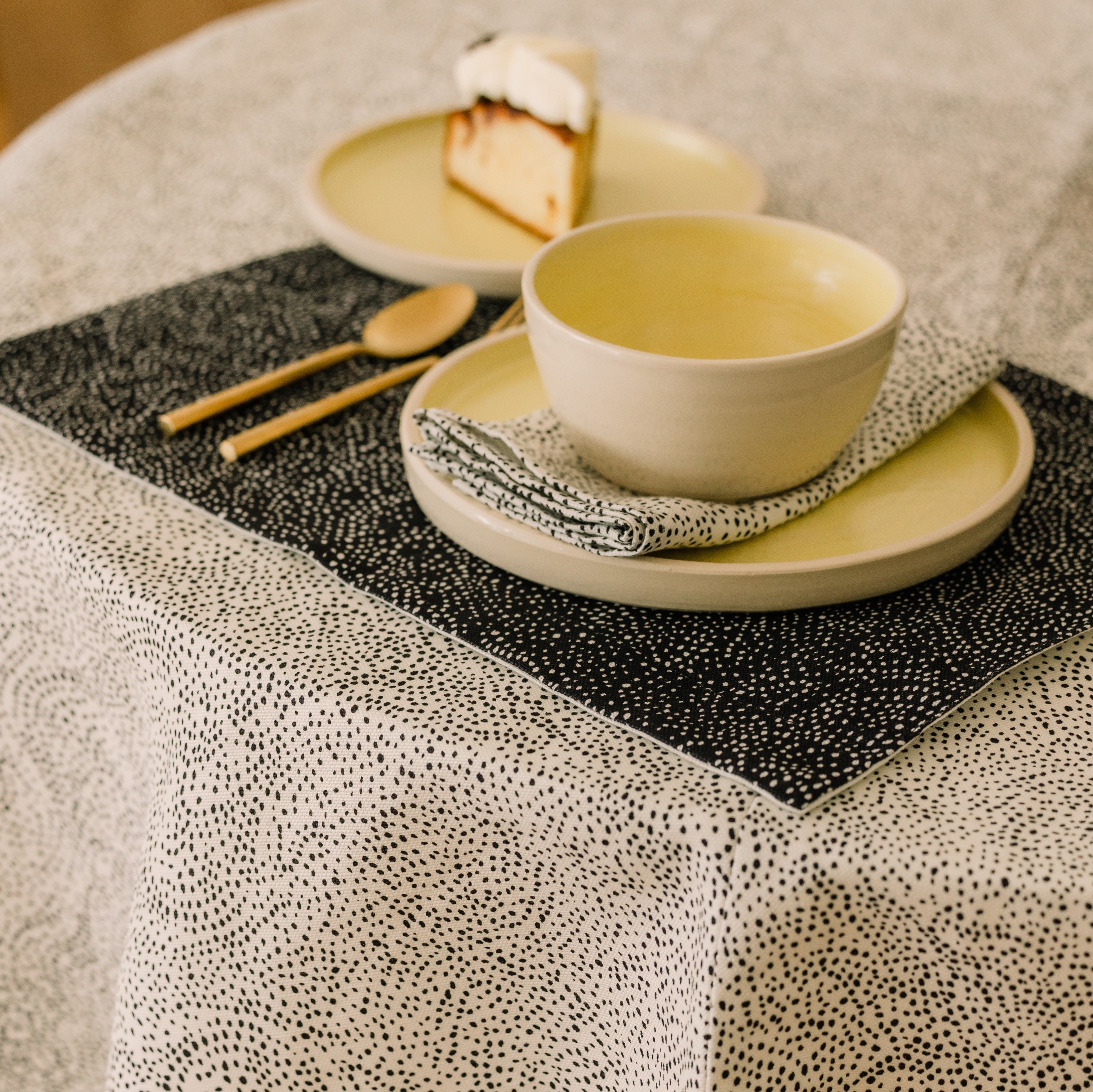 Palizada in Albatross 70" x 70" Round Tablecloth