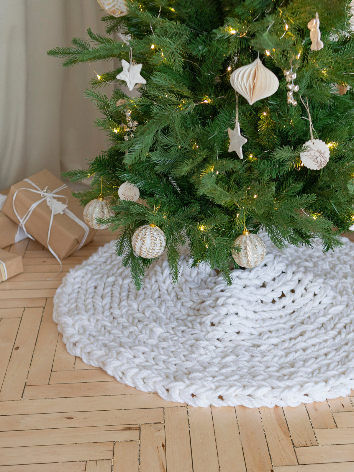 White Chunky-Knitted Christmas Tree Skirt