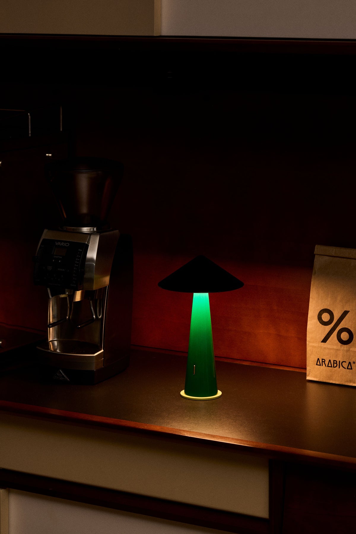 TIPSY Portable lamp - Rich black/Emerald Green